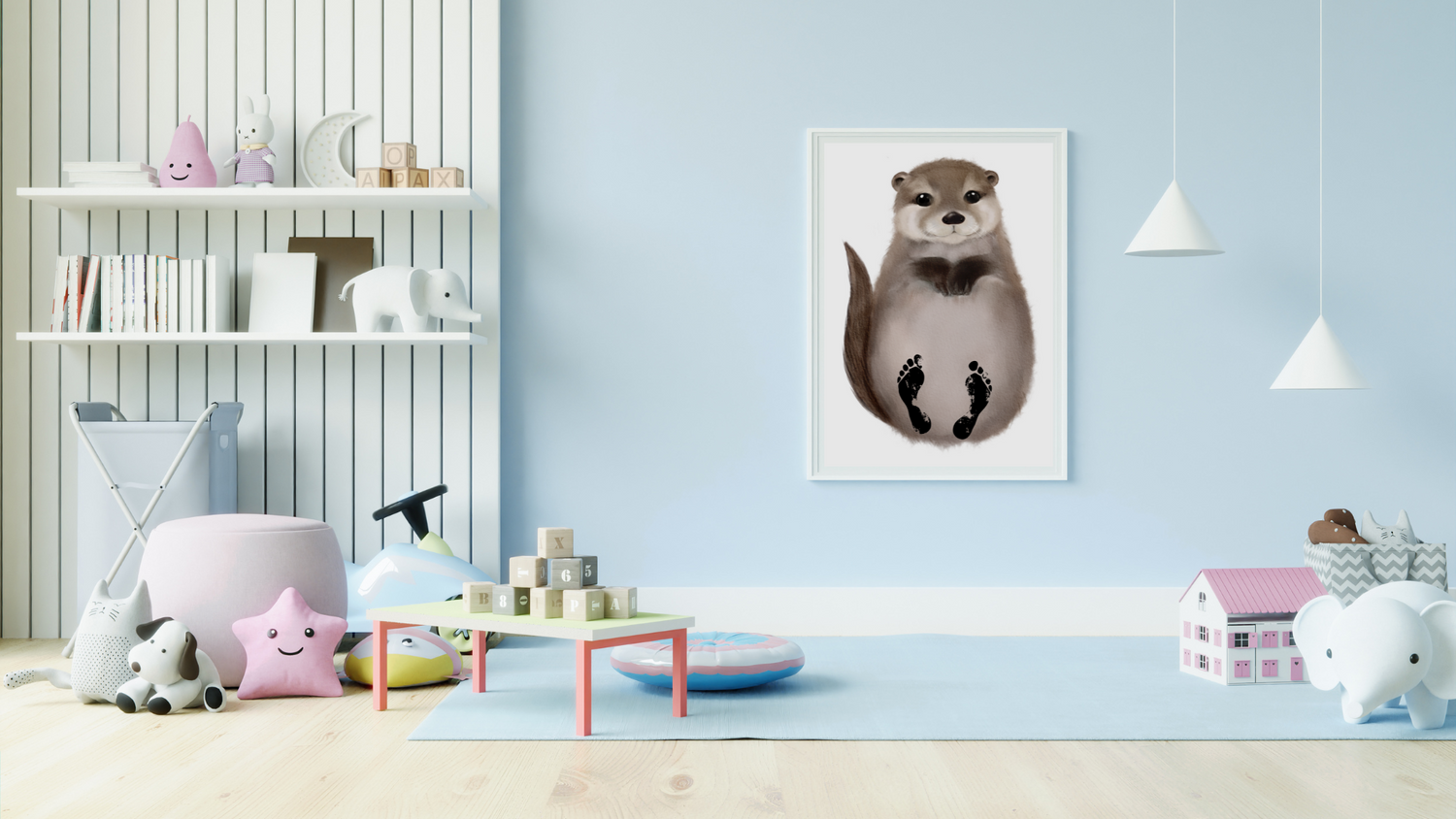 Individualisiertes Bild vom Otter mit Baby-Fußabdrücken hängt im weißen Bilderrahmen im Kinderzimmer einer Influencer-Familie auf.