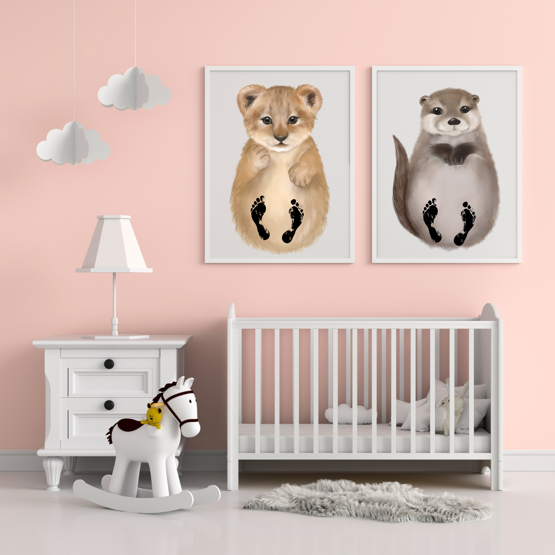 Löwen- und Otter-Motiv mit Fußabdruck an rosa Wand in einem Kinderzimmer mit weißem Kinderschaukelpferd und Babybettchen.