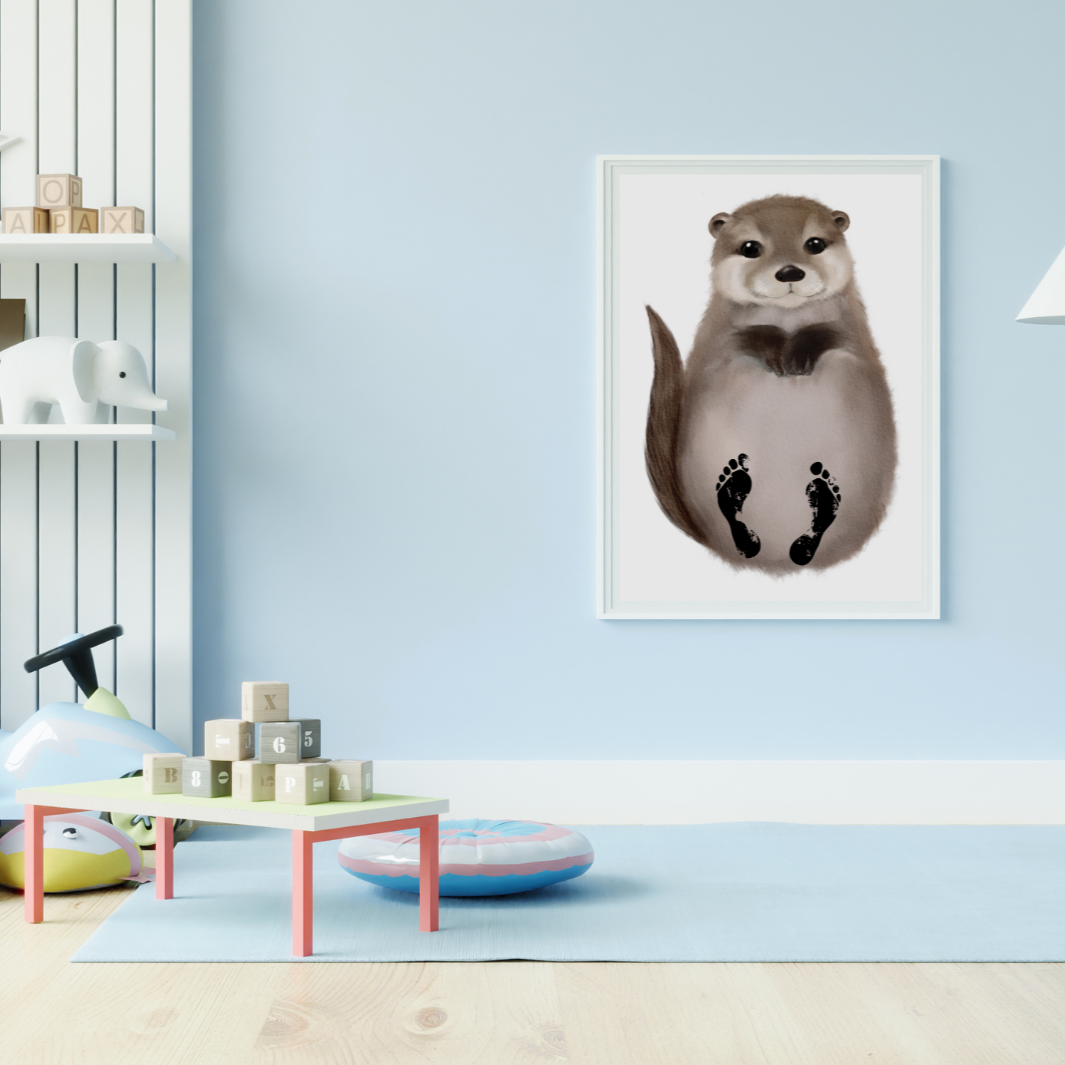 Individualisiertes Bild vom Otter mit Baby-Fußabdrücken hängt im weißen Bilderrahmen im Kinderzimmer auf.