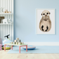Personalisiertes Bild vom Erdmännchen mit Baby-Fußabdrücken hängt im weißen Bilderrahmen im Kinderzimmer auf.