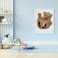 Selbst gestaltetes Bild vom Bären mit Baby-Fußabdrücken hängt im weißen Bilderrahmen im Kinderzimmer auf.